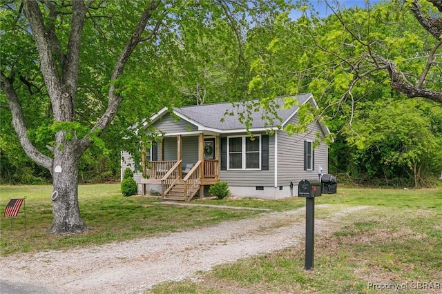 view of front of property featuring a porch, a front lawn, roof with shingles, and crawl space