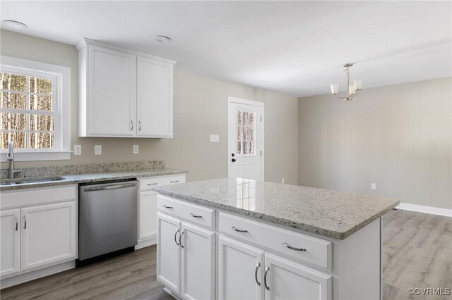 kitchen featuring an inviting chandelier, light wood-style floors, white cabinets, a sink, and dishwasher