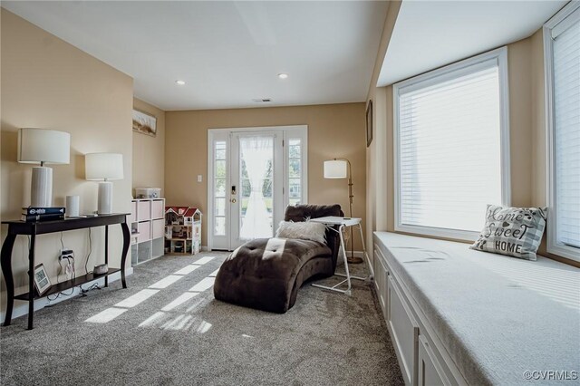 living area with carpet floors, recessed lighting, and baseboards