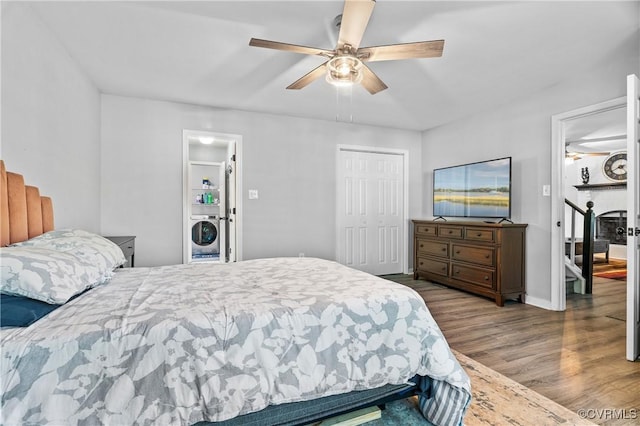 bedroom with baseboards, ceiling fan, wood finished floors, and a closet