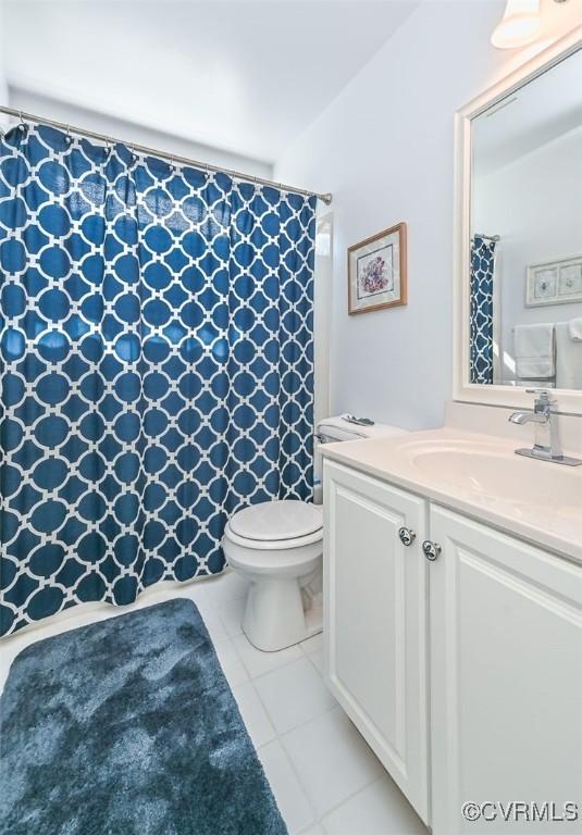full bathroom featuring toilet, a shower with curtain, tile patterned flooring, and vanity