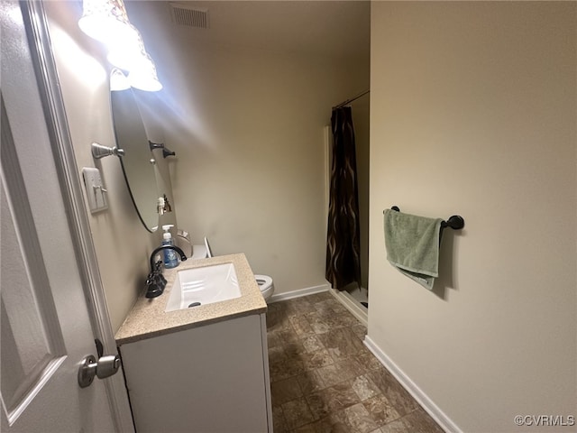 bathroom featuring a shower with curtain, baseboards, vanity, and visible vents