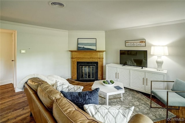 living area with visible vents, ornamental molding, baseboards, and wood finished floors