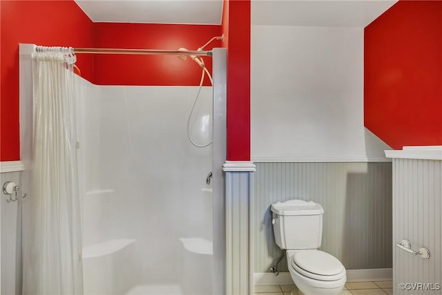 102 Norman Dr, Henrico, VA 23227 - full bathroom featuring toilet, a shower stall, tile patterned flooring, and a wainscoted wall
