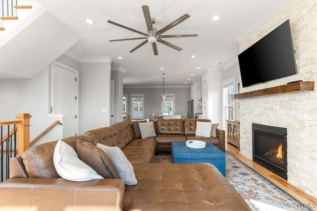 living room featuring crown molding, recessed lighting, light wood finished floors, and ceiling fan