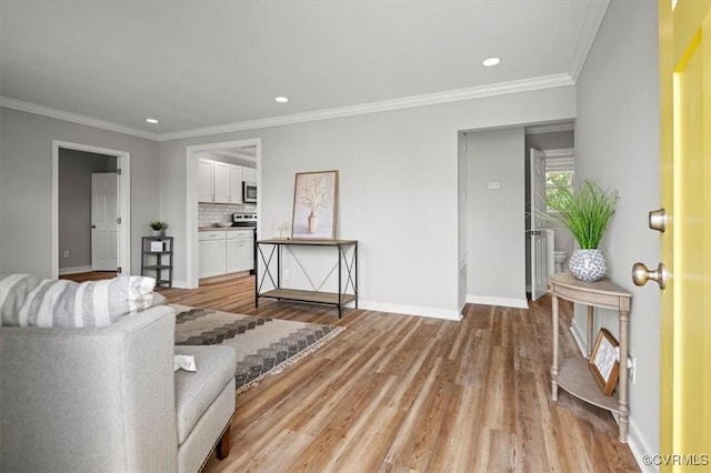 living area with recessed lighting, baseboards, ornamental molding, and light wood-type flooring