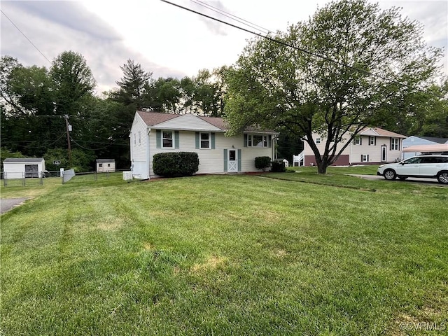 view of front facade featuring fence and a front yard