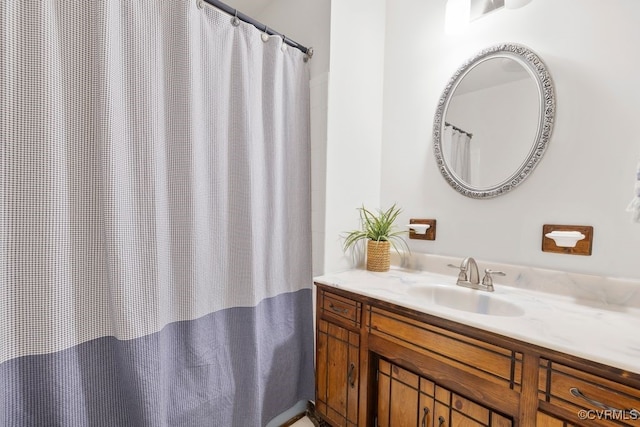 full bath with curtained shower and vanity