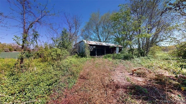view of yard with an outbuilding