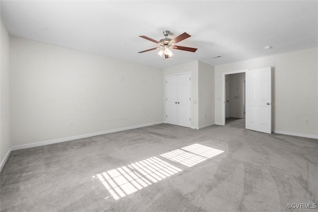 unfurnished bedroom featuring carpet flooring, baseboards, a ceiling fan, and a closet