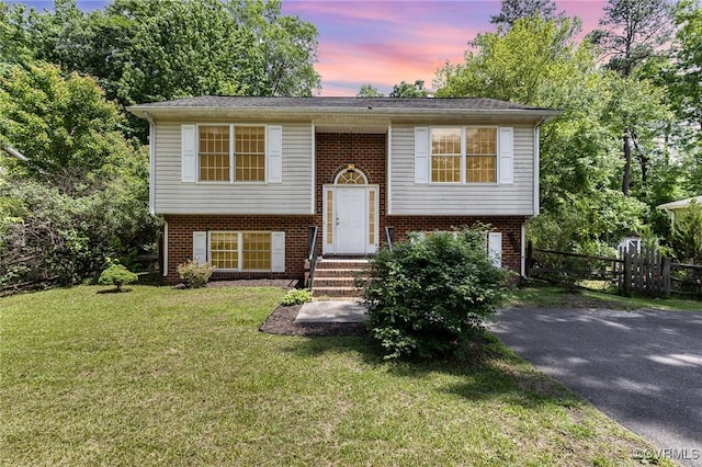 608 Southampton Dr, Ruther Glen, VA 22546 - split foyer home with brick siding