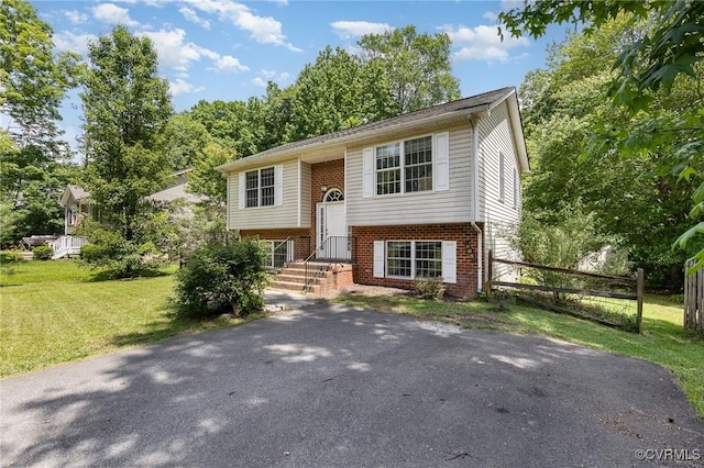608 Southampton Dr, Ruther Glen, VA 22546 - split foyer home featuring brick siding