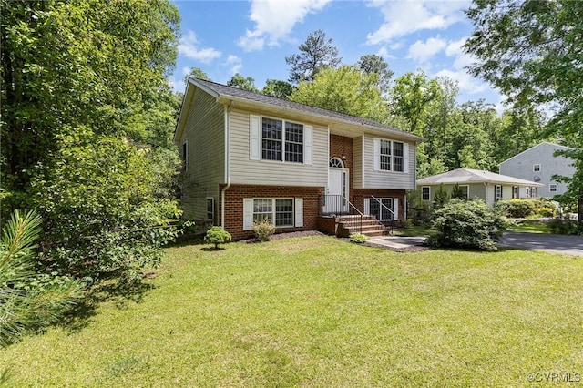608 Southampton Dr, Ruther Glen, VA 22546 - raised ranch featuring brick siding and a front lawn