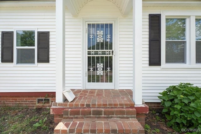 entrance to property featuring a porch