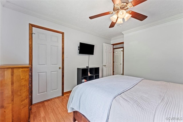 bedroom with light wood-type flooring, ornamental molding, and a ceiling fan