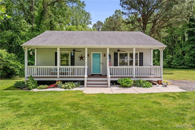 view of front of home with a porch, a ceiling fan, a front lawn, and roof with shingles