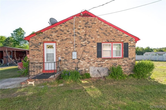 view of front facade with fence, a front lawn, and brick siding
