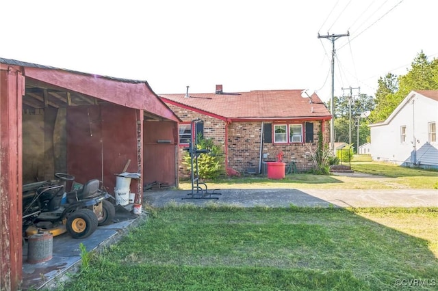 view of yard with an outbuilding
