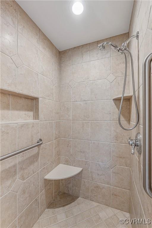 bathroom featuring a tile shower
