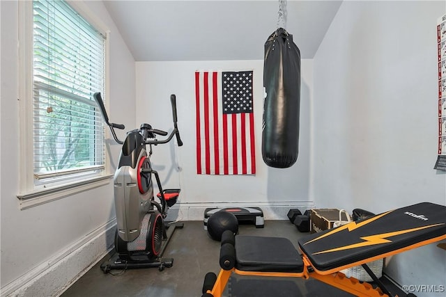 exercise area featuring baseboards