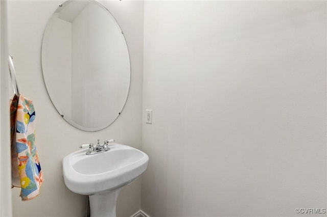 bathroom featuring a sink