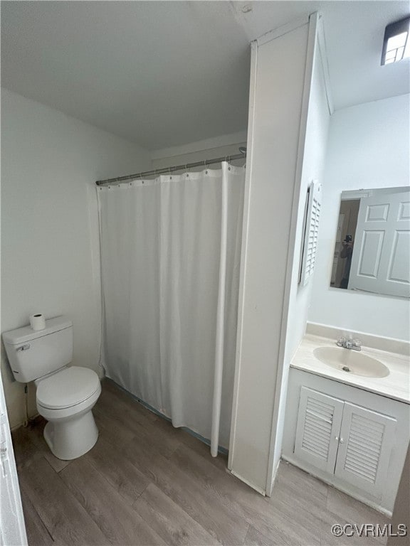 2307 Wright Ave, Richmond, VA 23224 - bathroom featuring wood finished floors, vanity, and curtained shower