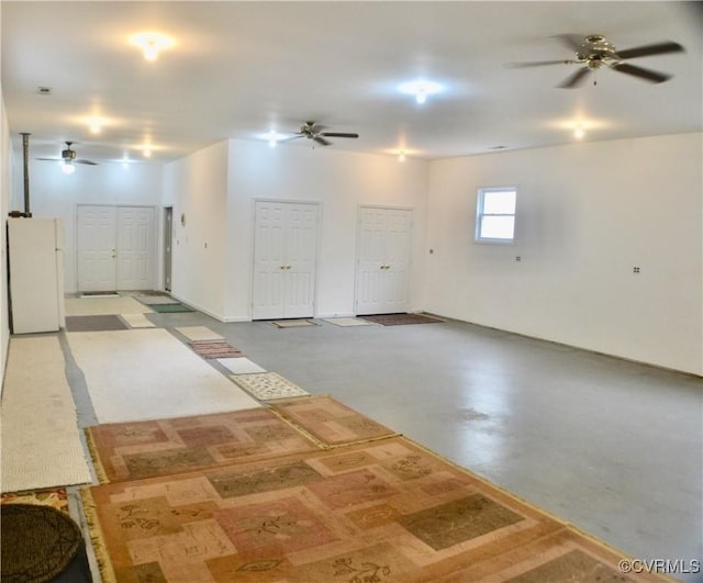 unfurnished room featuring a ceiling fan and concrete floors