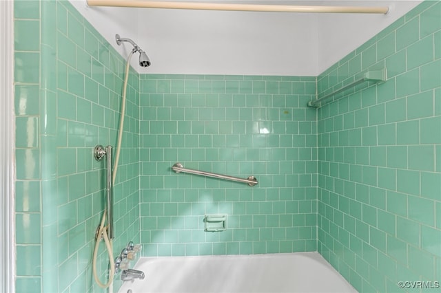 bathroom with bathtub / shower combination