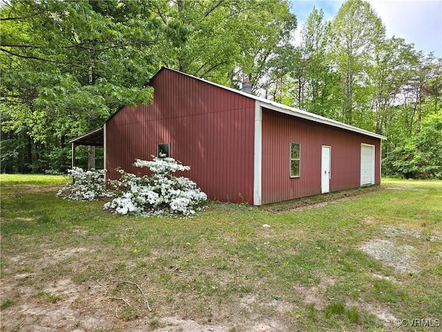 view of pole building featuring a lawn