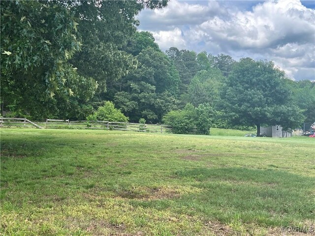 view of yard featuring a rural view