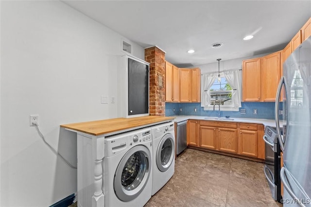 laundry area featuring washer and dryer and recessed lighting