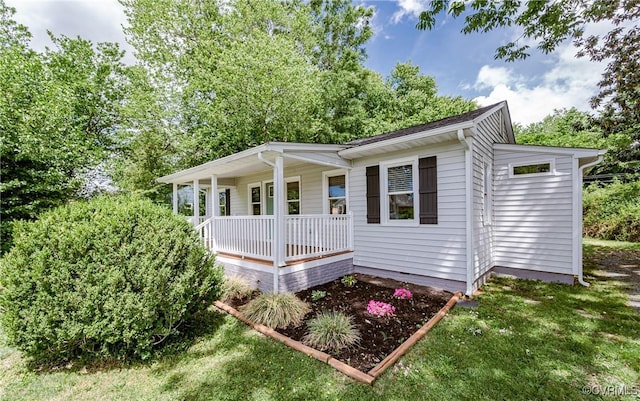 view of front facade with covered porch and a front lawn