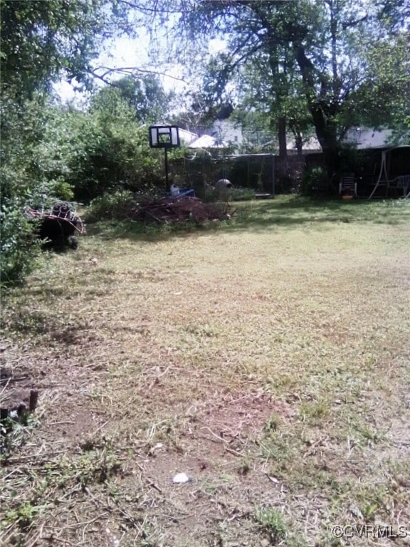 view of green lawn