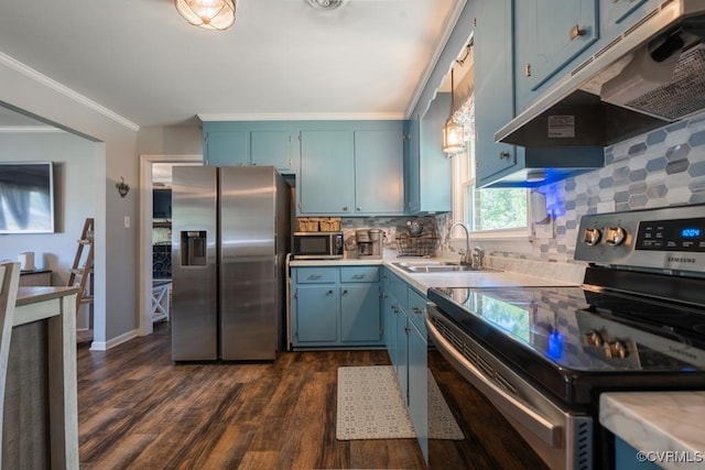 kitchen with stainless steel appliances, under cabinet range hood, blue cabinets, dark wood-style floors, and a sink