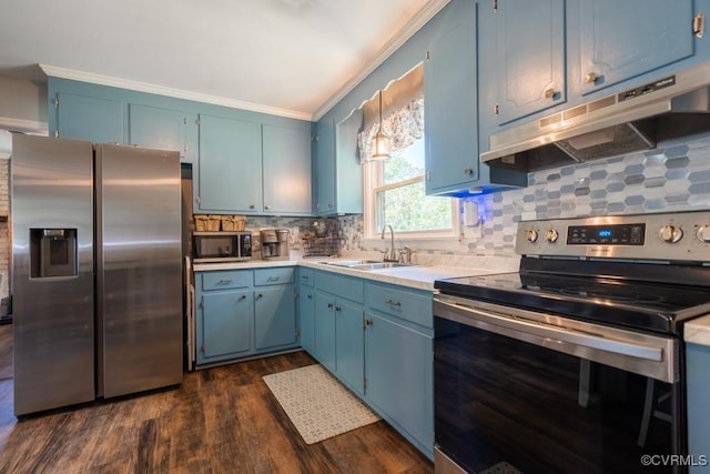 kitchen with stainless steel appliances, under cabinet range hood, blue cabinets, crown molding, and dark wood-style flooring