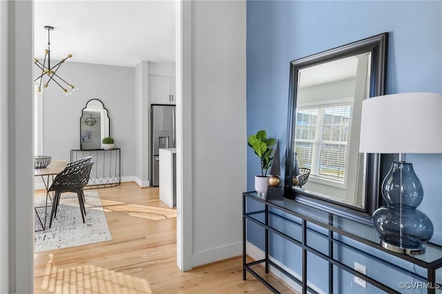 9475 Creek Summit Cir, Richmond, VA 23235 - hallway featuring a chandelier, light wood finished floors, and baseboards