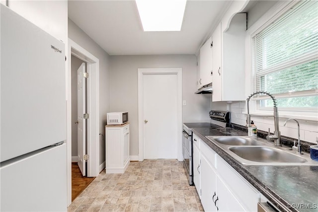 2704 Carlisle Ave, Henrico, VA 23231 - kitchen featuring white appliances, a sink, dark countertops, and plenty of natural light