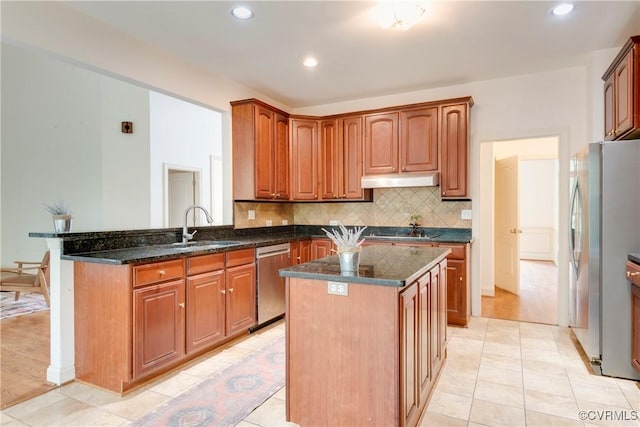 5470 Tyshire Pkwy, Providence Forge, VA 23140 - kitchen featuring stainless steel appliances, under cabinet range hood, backsplash, a kitchen island, and a sink
