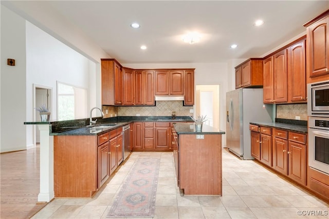 5470 Tyshire Pkwy, Providence Forge, VA 23140 - kitchen featuring a sink, appliances with stainless steel finishes, a kitchen island, backsplash, and a peninsula