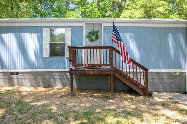 doorway to property with crawl space