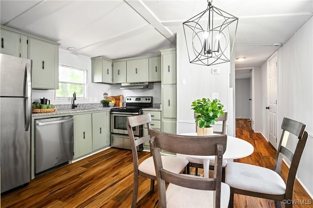 kitchen featuring appliances with stainless steel finishes, under cabinet range hood, green cabinetry, a chandelier, and dark wood-style flooring