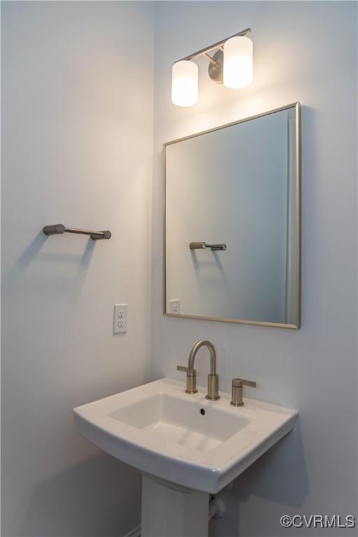 bathroom featuring a sink