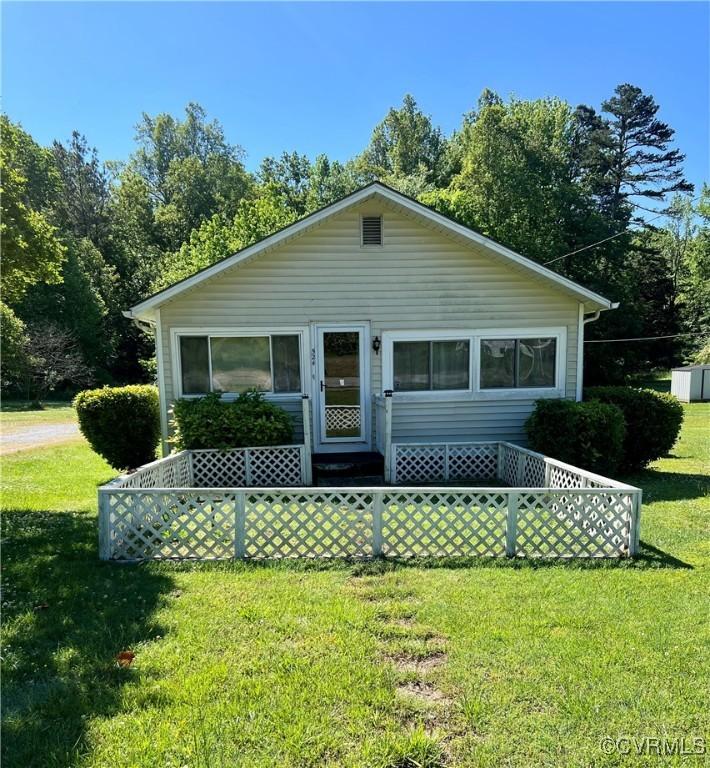 524 N Broad St, Kenbridge, VA 23944 - bungalow-style house with a front lawn