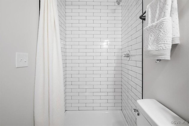 full bath featuring a shower stall and toilet