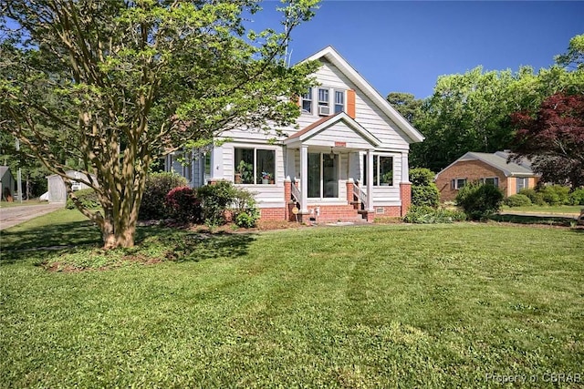 view of front of property featuring a front yard