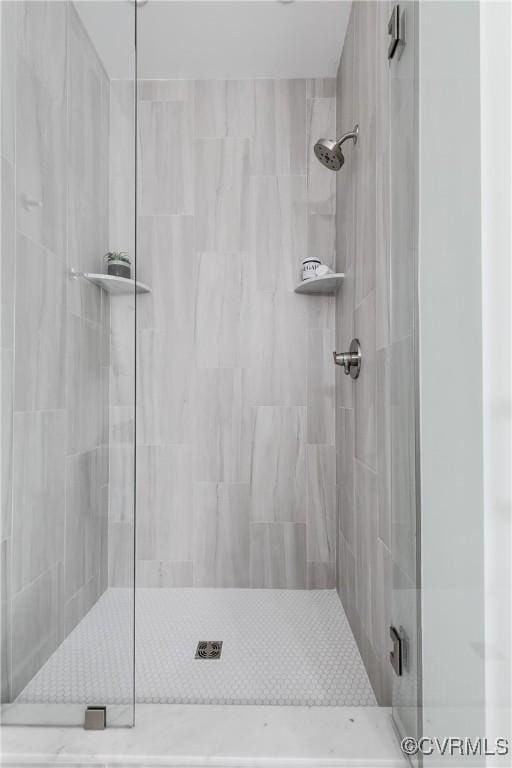 full bathroom featuring tiled shower