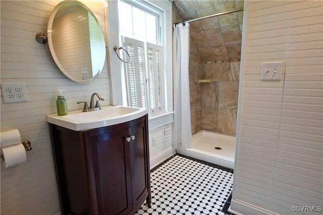 612 S Broad St, Kenbridge, VA 23944 - full bathroom featuring a tile shower and vanity