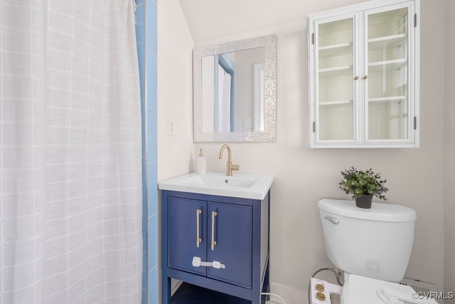 full bath with toilet, vanity, and a shower with shower curtain