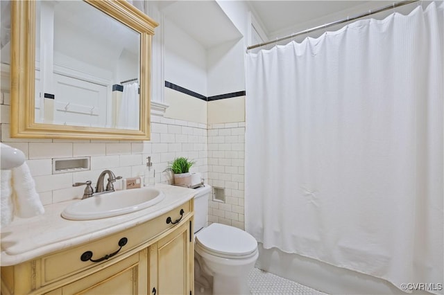 full bathroom featuring tile walls, toilet, vanity, shower / bathtub combination with curtain, and tasteful backsplash