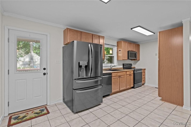 kitchen featuring stainless steel appliances, a sink, light tile patterned flooring, crown molding, and baseboards